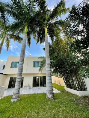 Property grounds - HOUSE WITH LARGE SPACES (Cancún)