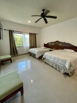 3 室のベッドルーム、デスク、WiFi (無料)、ベッドシーツ