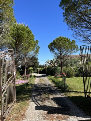 Property grounds - Old farmhouse with swimming pool in the heart of Provence (Monteux)