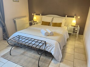4 bedrooms, iron/ironing board, travel crib, free WiFi - Old farmhouse with swimming pool in the heart of Provence (Monteux)