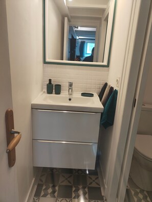 Hair dryer, towels
