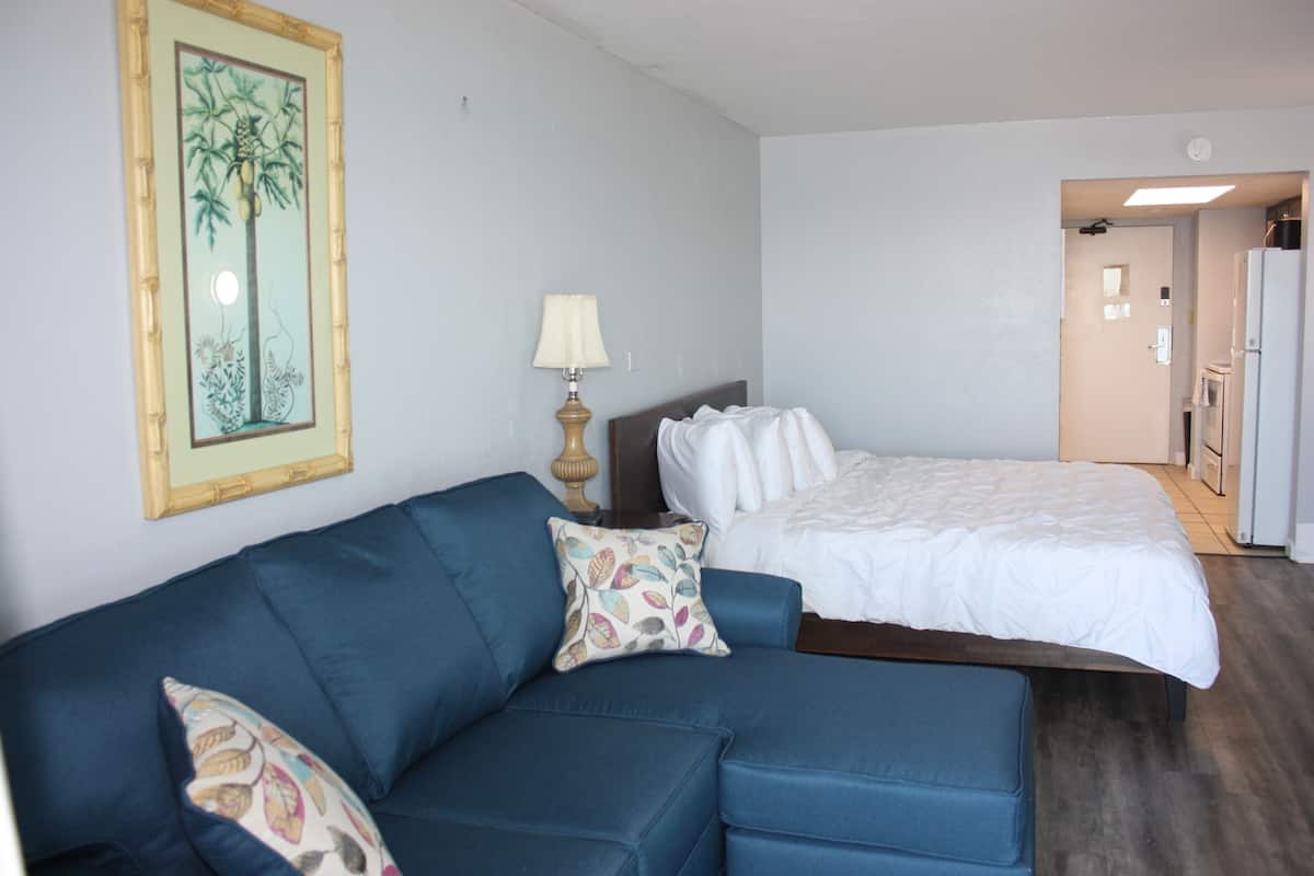 Oceanfront Studio, 1 King | 1 bedroom, free WiFi