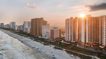 Condo superior, suíte (BP King Studio) | Praia | Na praia, areia branca, Prática de surfe/bodyboard, prática de pesca