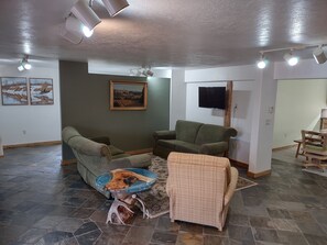 Smart TV - Very quiet ground floor basement apartment in the country, big outdoor space,!!! (THAYNE, WY)