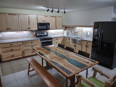 Very quiet ground floor basement apartment in the country, big outdoor space,!!!