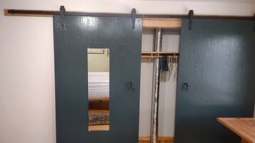 2 bedrooms, desk, free WiFi, bed sheets