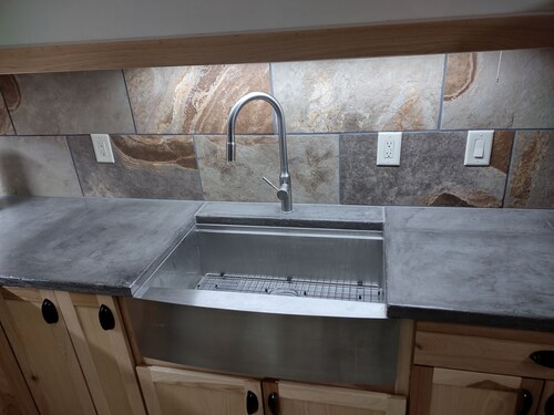 Very quiet ground floor basement apartment in the country, big outdoor space,!!!