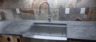 Very quiet ground floor basement apartment in the country, big outdoor space,!!!