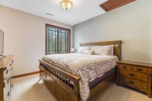 4 bedrooms, desk, internet, bed sheets - Beautiful home w/private hot tub, poker table, pool table, WiFi, sauna, firepit (Lead)