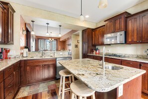 Fridge, microwave, oven, stovetop - Beautiful home w/private hot tub, poker table, pool table, WiFi, sauna, firepit (Lead)
