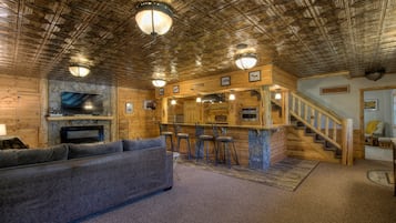 Een televisie, een open haard en een stereo