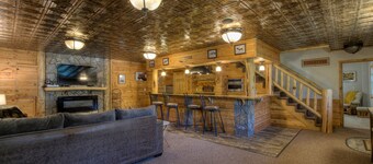 Dog-friendly house with mountain view and pool access