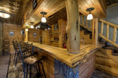 Dog-friendly house with mountain view and pool access