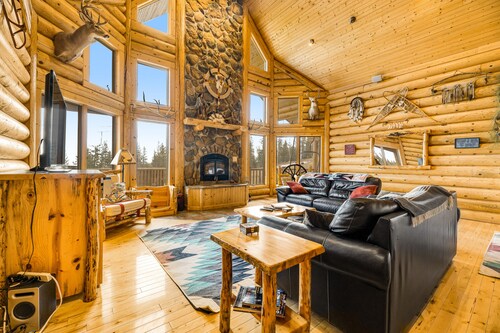 Ski-in/ski-out lodge at Terry Peak with private hot tub, fireplaces & game room