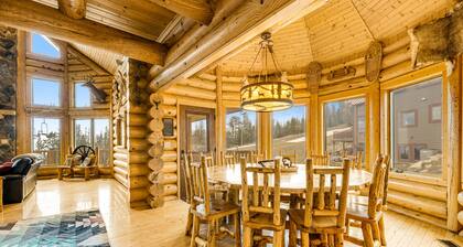 Ski-in/ski-out lodge at Terry Peak with private hot tub, fireplaces & game room