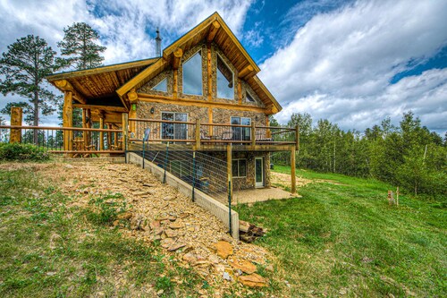Custom cabin on 10 acres with firepit, wood stove, game room & forest views