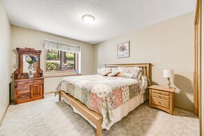 4 bedrooms, iron/ironing board, Internet, bed sheets