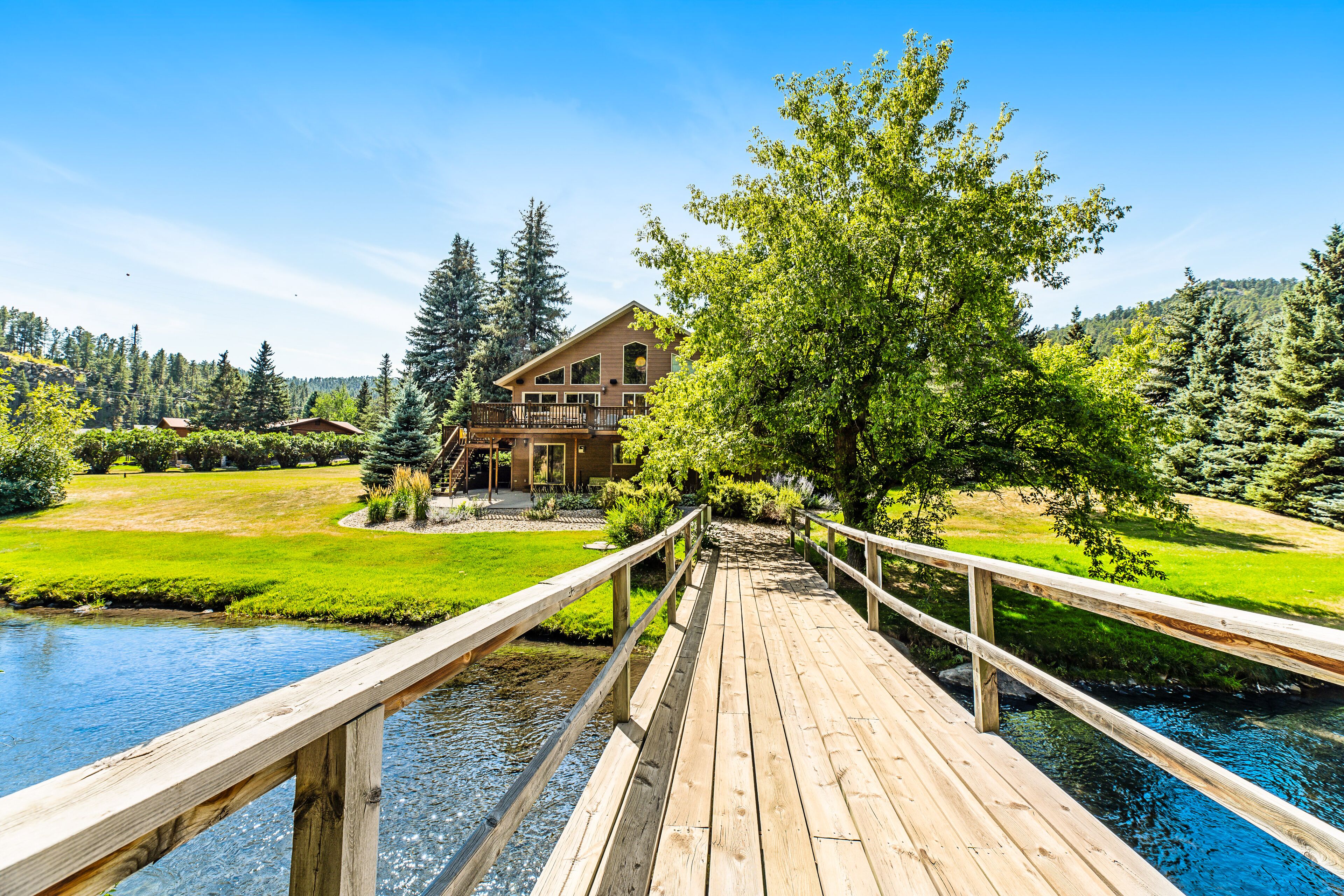 Beautiful creekside home w/private washer/dryer, WiFi, fireplace, patio, & AC