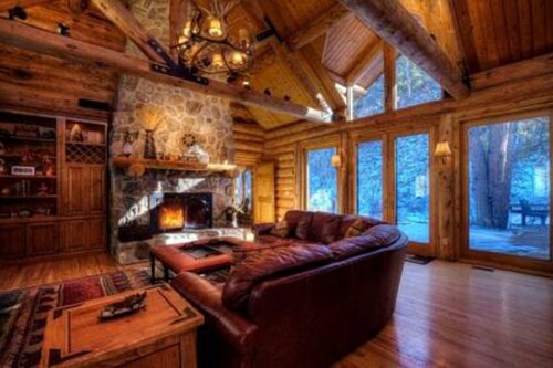 Log cabin-style home near hiking trails w/hot tub, & 2 fireplaces