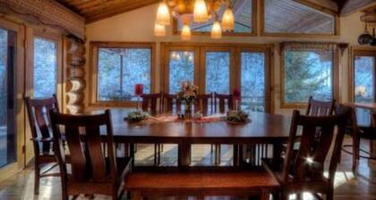 Log cabin-style home near hiking trails w/hot tub, & 2 fireplaces - dog-friendly