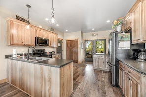 Kjøleskap, mikrobølgeovn, ovn og kokeplater