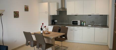 Køleskab, mikrobølgeovn, ovn, kogeplade