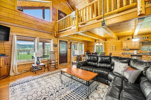 Classic home w/loft, private hot tub, 2 fireplaces, gas grill, W/D, large deck