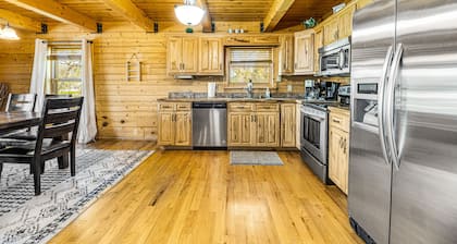 Classic home w/loft, private hot tub, 2 fireplaces, gas grill, W/D, large deck