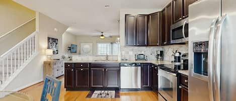 Kühlschrank, Mikrowelle, Ofen, Herdplatte