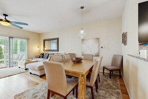 TV, books - 3-story townhouse close to beach & shops w/screened porch, on-site pool & gym (Rehoboth Beach)