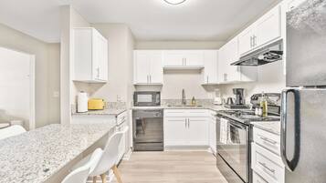 雪櫃、微波爐、焗爐、爐具