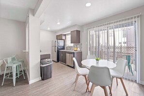 冷蔵庫、電子レンジ、オーブン、コンロ