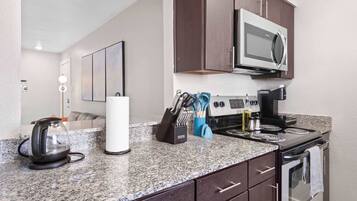 Réfrigérateur, micro-ondes, four, plaque de cuisson