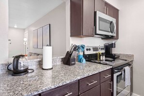 冷蔵庫、電子レンジ、オーブン、コンロ