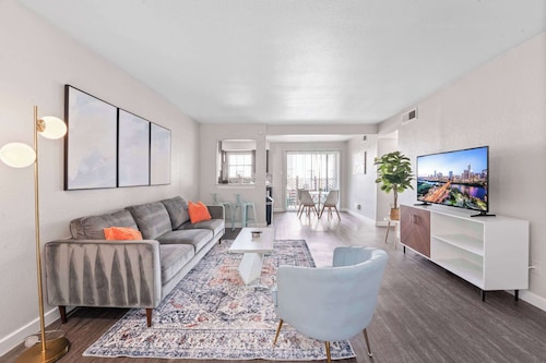 Spacious King Bed 2BR Suite, 5 Min to DT w/ pool