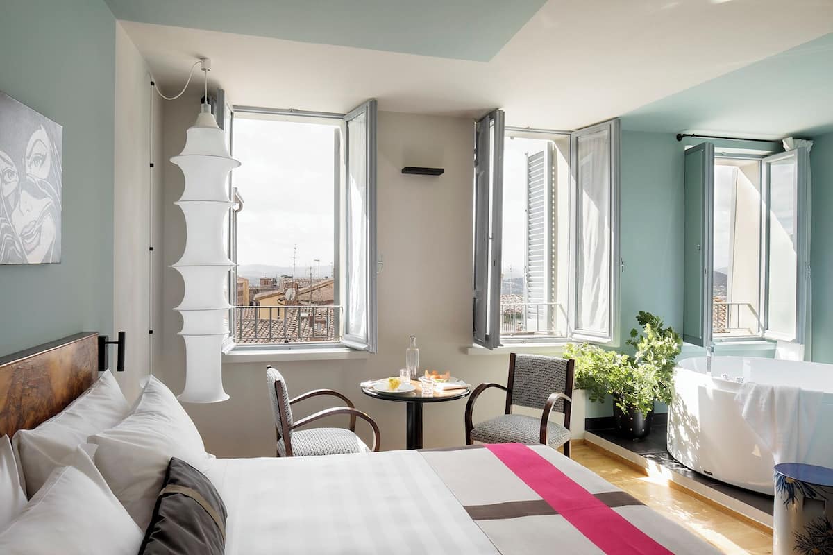 Camera Design, 1 letto king, idromassaggio, vista collina | Biancheria da letto ipoallergenica, copriletto in piuma