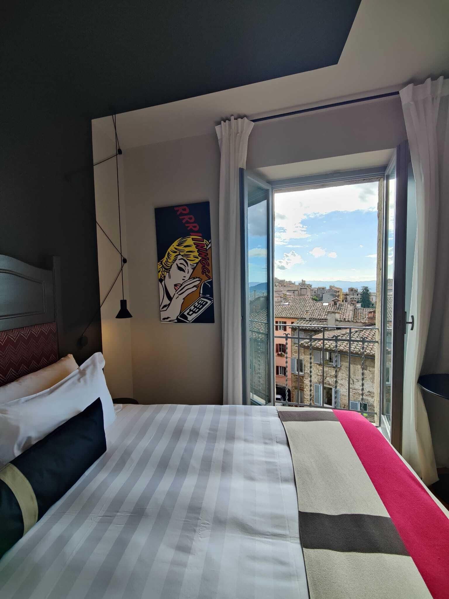 Design kamer, 1 kingsize bed, bubbelbad, uitzicht op heuvels | Uitzicht vanuit de kamer