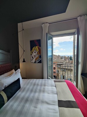 Chambre Design, 1 très grand lit, baignoire à remous, vue sur la colline | Vue de la chambre