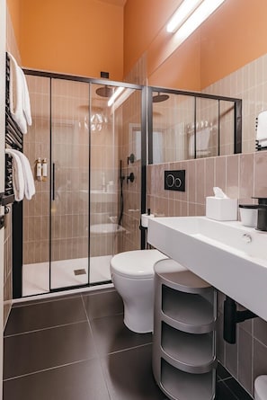 Dusche, Haartrockner, Bidet, Handtücher