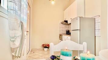 Køleskab, mikrobølgeovn, ovn, kogeplade