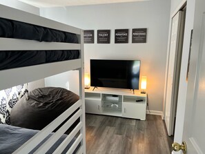 3 dormitoris, escriptori, planxa i posts de planxar i wifi gratuïta