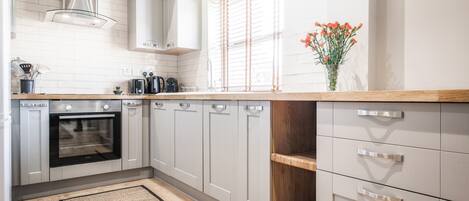 Cottage | Private kitchen | Fridge, electric kettle, toaster, cookware/dishes/utensils