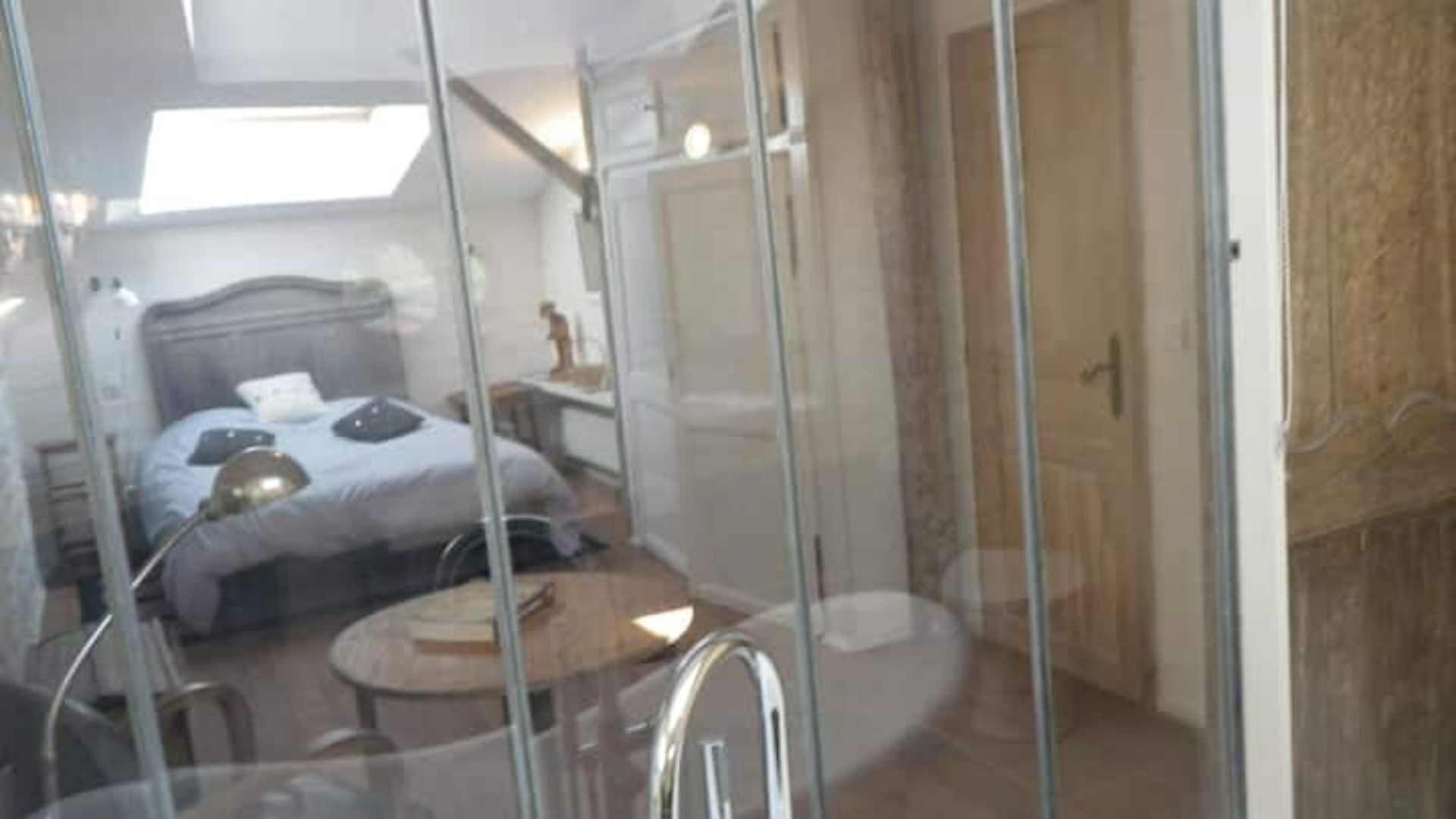 2 slaapkamers, een bureau, reisbedje, gratis wifi