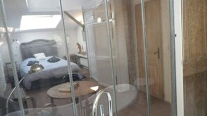 2 bedrooms, desk, travel cot, free WiFi