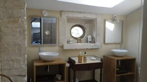 Bathtub, hair dryer, towels, toilet paper - My Tasse De Thé (Saint-Maurice-sous-les-Côtes)