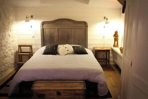 2 bedrooms, desk, travel crib, free WiFi