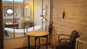 Badekar, hårtørrer, håndklæder, Toiletpapir