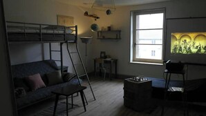 A room with a bunk bed, a desk, a chair, and a window with a painting. - Vintage Touch (Hannonville-sous-les-Côtes)