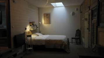 3 bedrooms, desk, iron/ironing board, bed sheets
