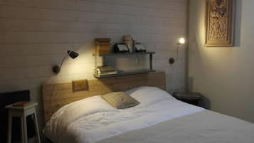 3 habitaciones, escritorio y tabla de planchar con plancha